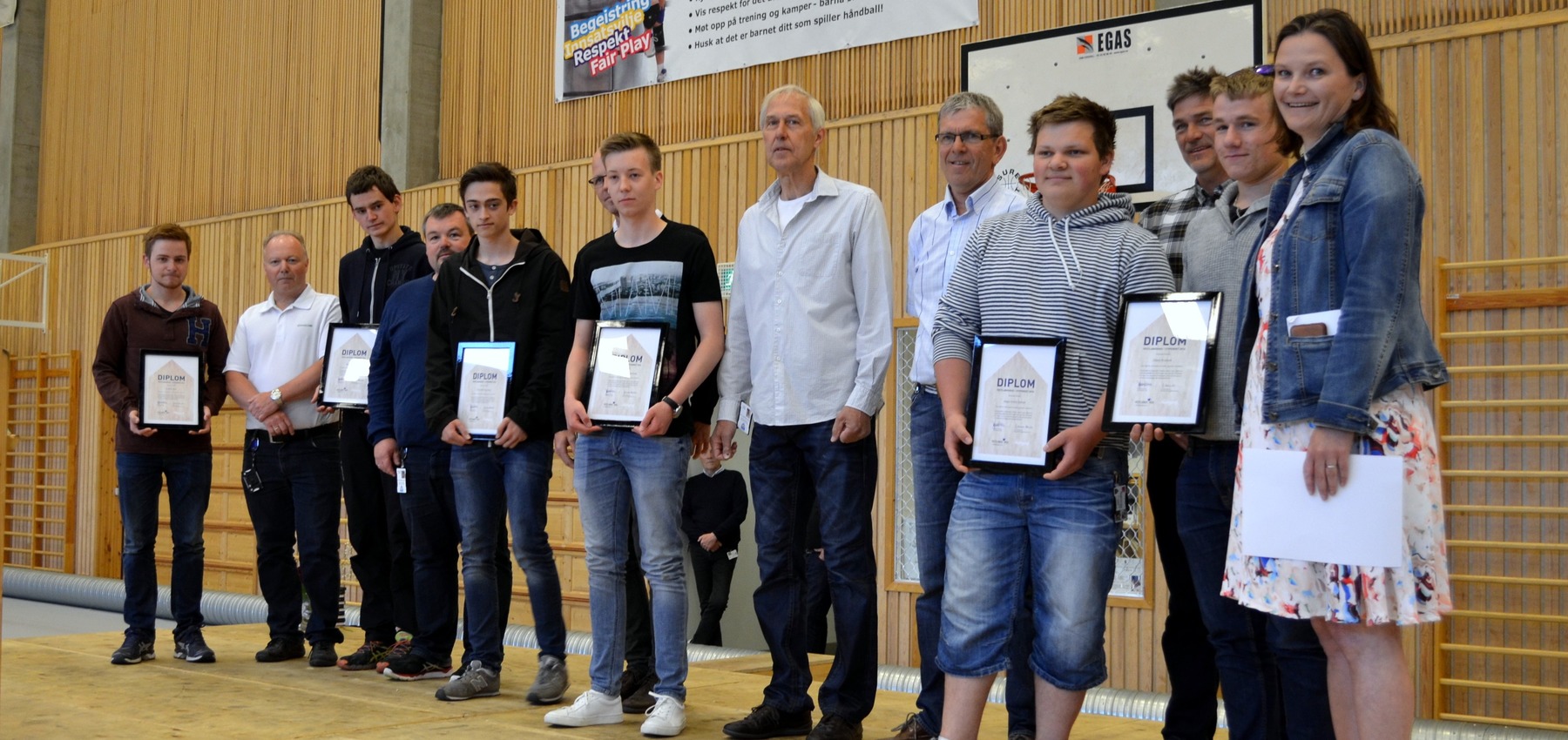 På bildet fra venstre: Andreas Søvik, lærer Lars-kåre Skagflå, Kenneth Bjørkavåg, lærer Sigbjørn Ertresvåg, Cristoffer Vinje Brist, lærer Ståle Myklebust, Kristoffer Koppen Kristensen, lærer Sindre Eltvik, lærer Jarle Øyen, Jørgen Andrè Sjåstad, lærer Idar Svinø, Håkon Brudevik og avdelingsleder Julianne Breivik. Foto: Borgund vgs