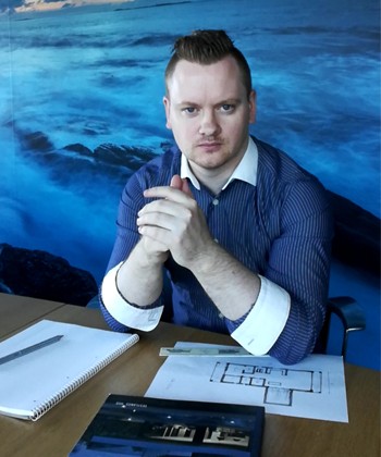 Vermund Holvik Hansen paÌŠ kontoret 350x420 .jpg